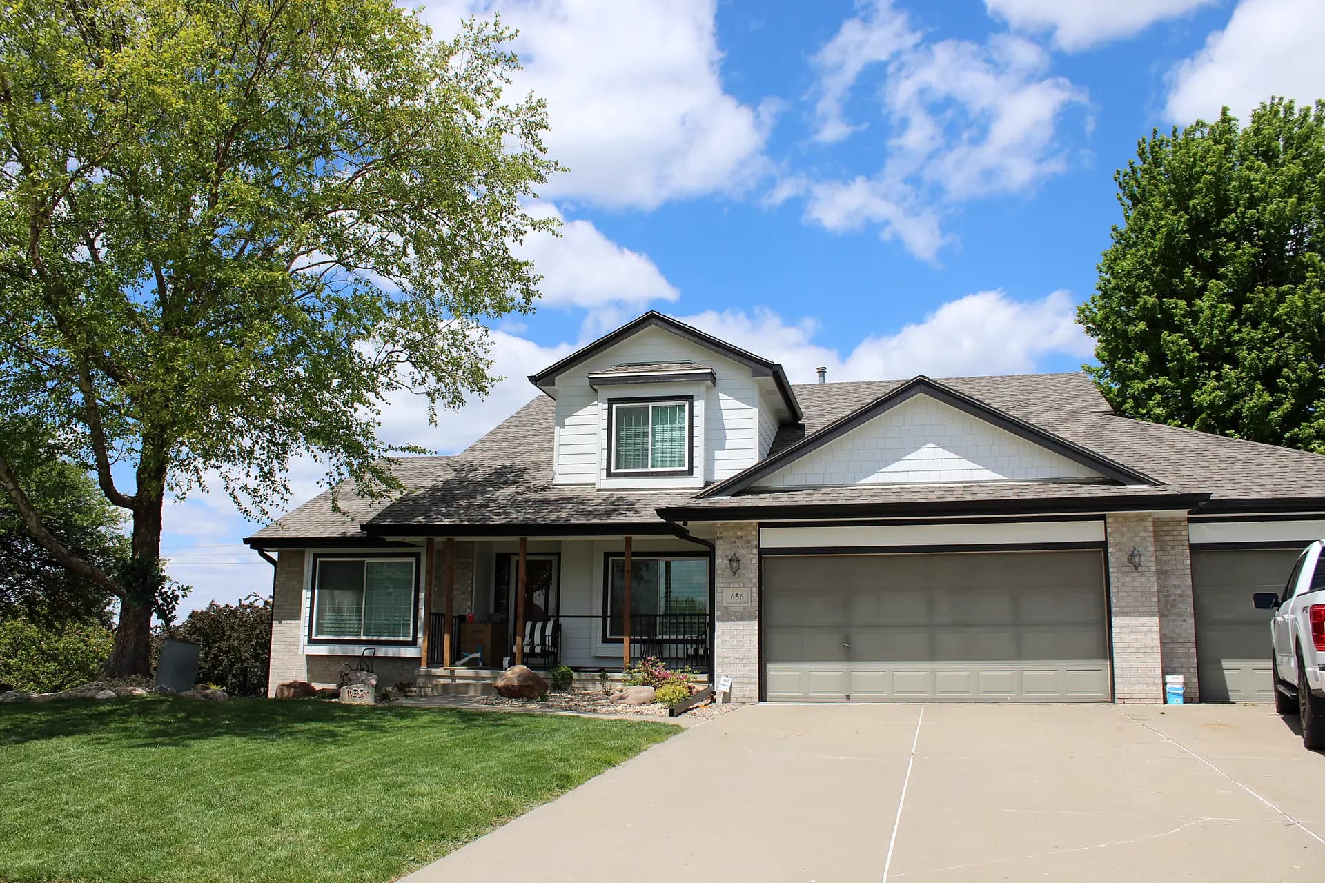 Craftsman home in Omaha Nebraska with a new architectural shingle roof installed by Royalty Roofing and Siding